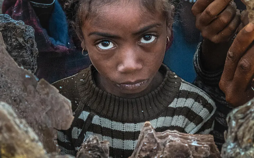 Die zehnjährige Malala arbeitete mehrere Jahre in einer Glimmer-Mine in Madagaskar.