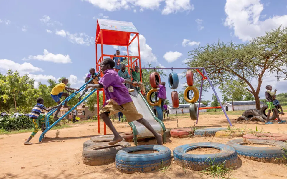 Kinderarbeit einfach erklärt: Kinderspielen auf einem Spielplatz.