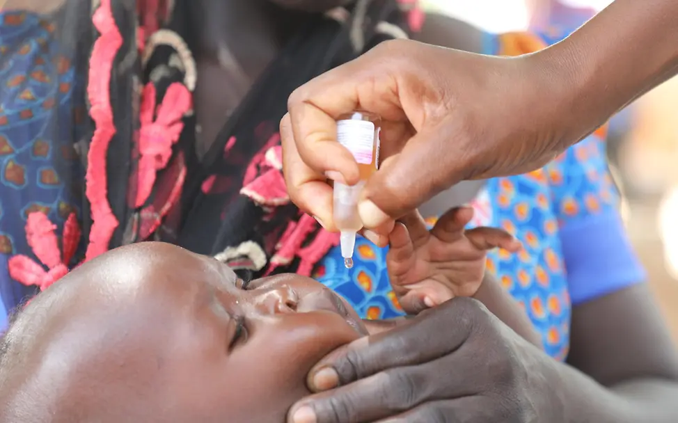 Impfen einfach erklärt: Ein Baby bekommt eine Schluckimpfung gegen Polio.