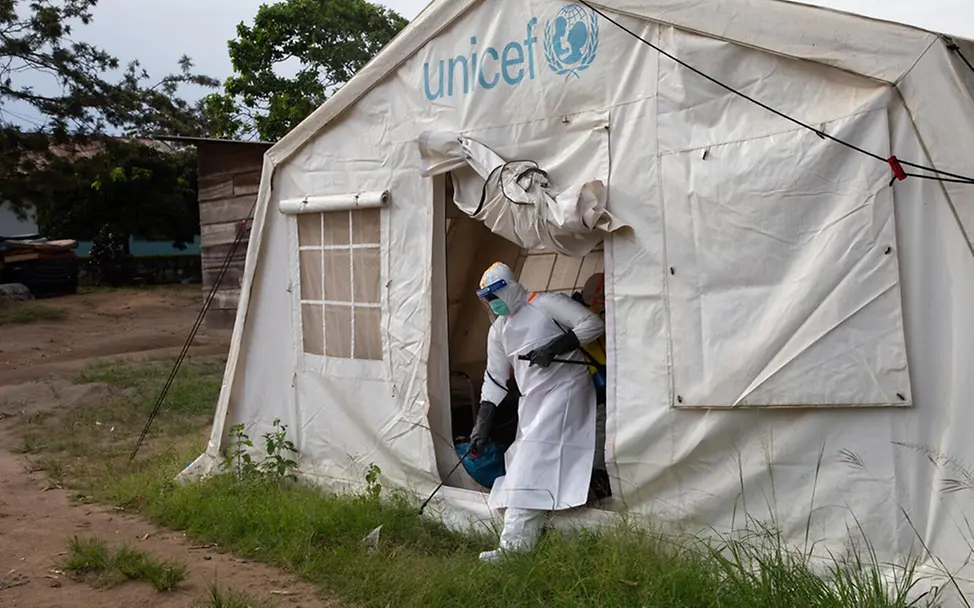 Ebola im Kongo: Ein Helfer im Schutzanzug kommt aus einem UNICEF-Zelt