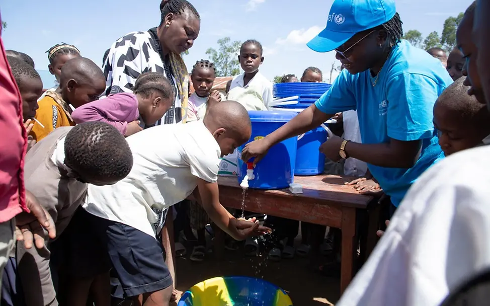 Ebola im Kongo: Kinder an einer Schule waschen sich an UNICEF-Wassereimern die Hände