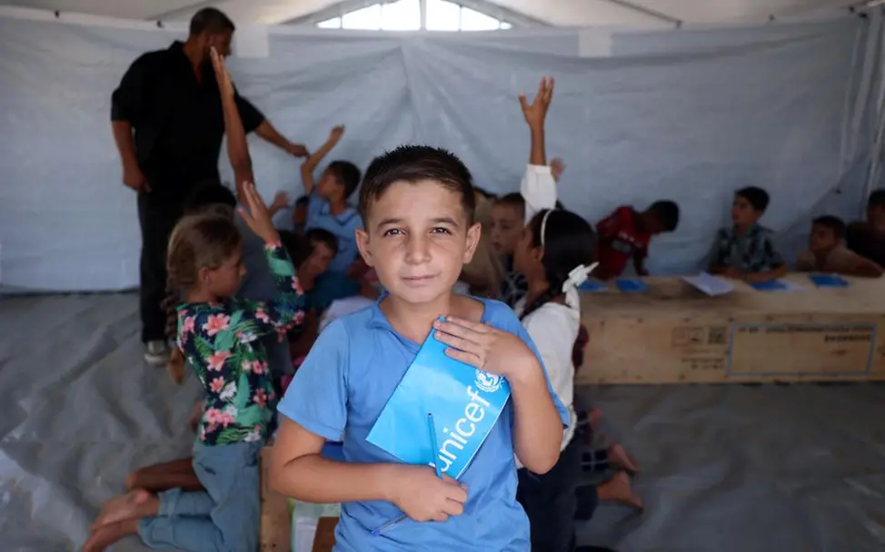 Ein Junge kann in einem Nothilfe-Zelt in Gaza zur Schule gehen. © UNICEF/Nateel Nothilfe-Zelte: UNICEF sorgt für Schulunterricht in Krisengebieten.