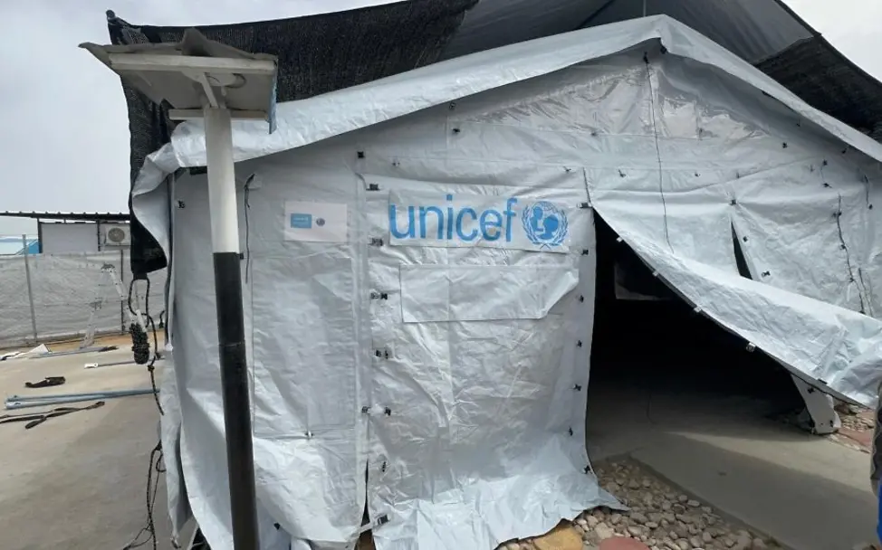 Das fertig aufgebaute Nothilfe-Zelt. | © UNICEF/Eleyan Nothilfe-Zelte: Hier wird eine Krankenstation entstehen.