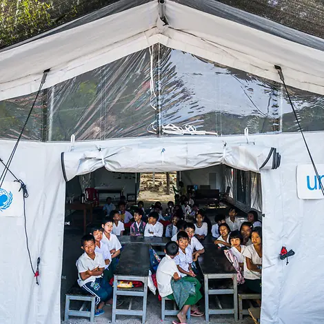 Eine Schulklasse lernt in einem Nothilfe-Zelt von UNICEF. | © UNICEF/Oo Nothilfe-Zelt: UNICEF sorgt für stabile Zelte.