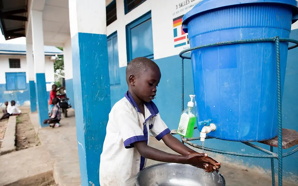 Joel Muilba (8) wäscht sich an einer von UNICEF unterstützten Schule in Ituri die Hände.