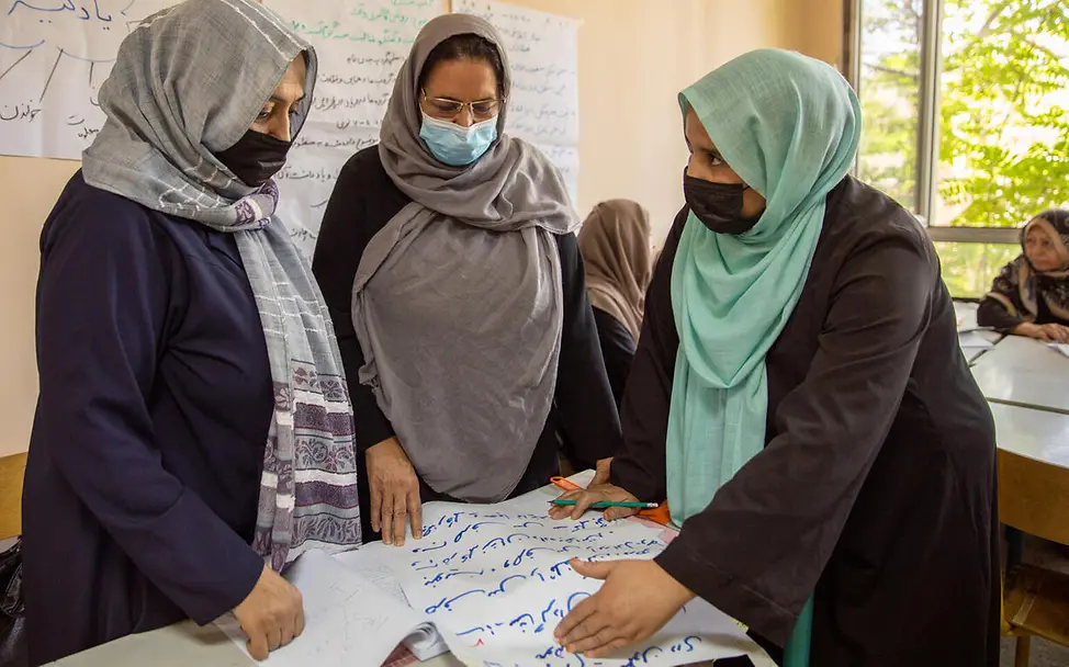 Durch die Ausbildung von Lehrkräften gibt Let Us Learn mehr Kindern eine Chance auf Bildung. | © UNICEF/Khan Bildung in Afghanistan: Drei Frauen nehmen an einer Weiterbildung für Lehrerinnen teil.