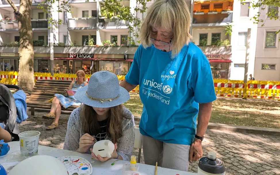 Auch 2026 sind wir mit einem Stand beim Schaubudensommer dabei – und laden Sie herzlich ein, uns zu besuchen! Sie finden uns vor der Dreikönigskirche auf der Hauptstraße am 7. Juli 14-18 Uhr. Wir freuen uns auf Sie! Ein Team der UNICEF-AG Dresden informiert spielerisch über Kinder in aller Welt und ihre Rechte.