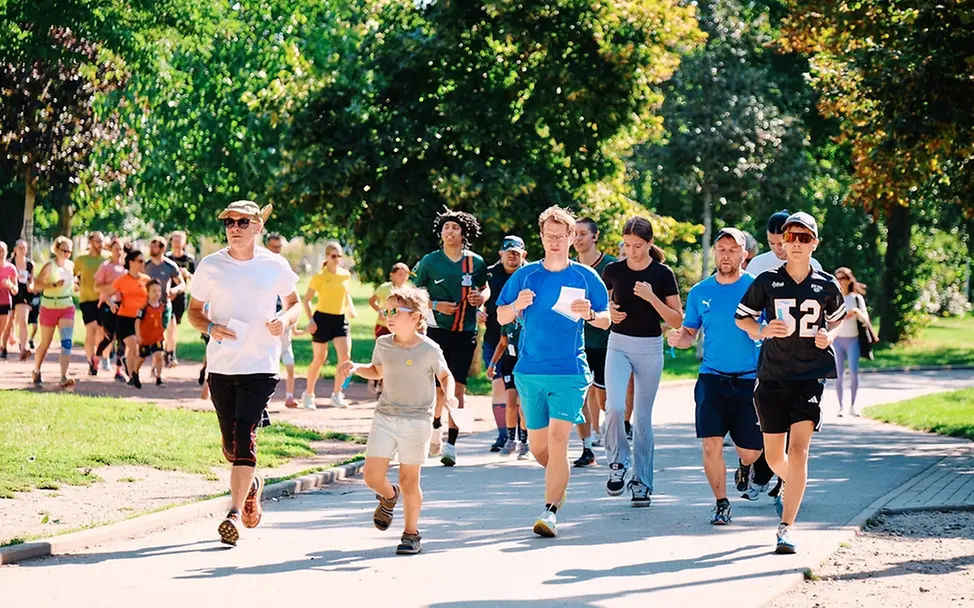 Läufer beim 14. Dresdner Familienlauf am 30. August 2026 im Alaunpark Erwachsene und Kinder laufen beim 14. Dresdner Familienlauf bei bestem Wetter im grünen Alaunpark