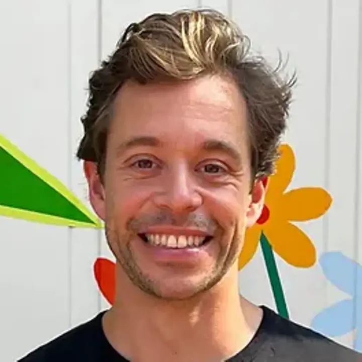 Tobias Krell lächelt in die Kamera für UNICEF