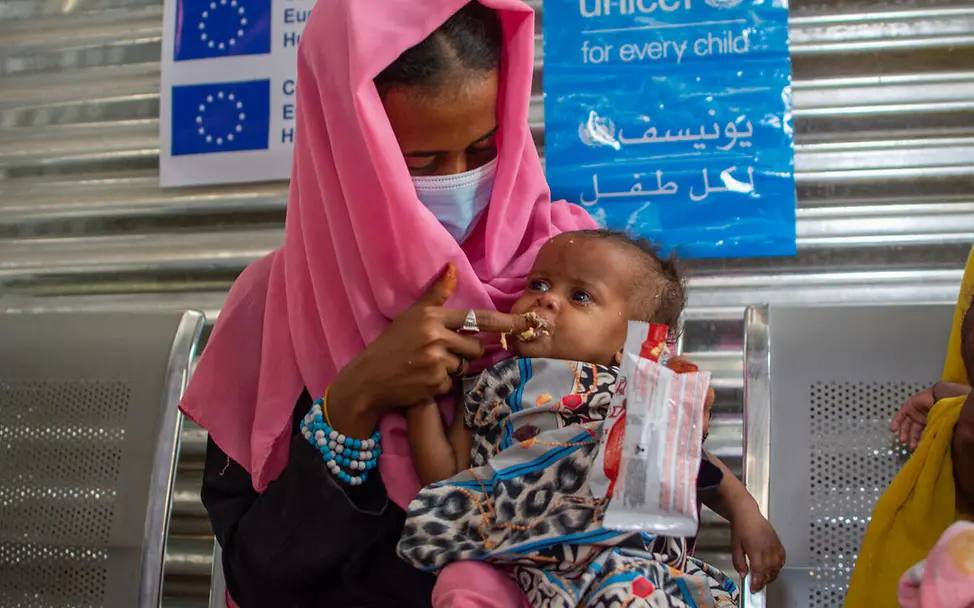 Dank „Plumpy Nut“ können Mütter ihre mangelernährten Kinder zuhause behandeln. | © UNICEF/Ahmed Was ist Erdnusspaste: Eine Mutter füttert ihre einjährige Tochter mit Erdnusspaste.