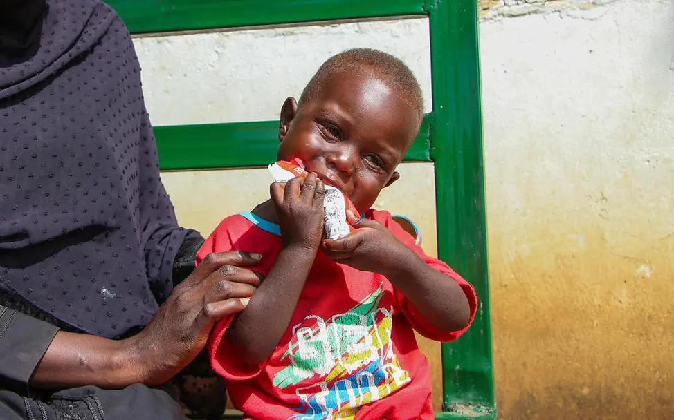 Therapeutische Erdnusspaste hilft mit lebenswichtigen Nährstoffen gegen schwere Mangelernährung. | © UNICEF/UNICEF Was ist Erdnusspaste: Ein kleiner Junge isst Erdnusspaste direkt aus der Verpackung.