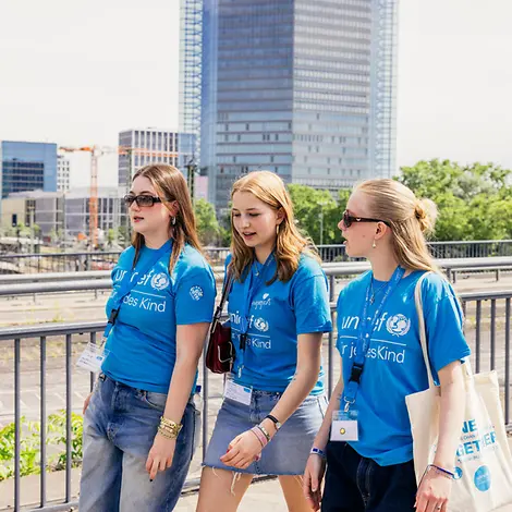 Kinderfreundliche Kommunen: Jugendliche laufen in UNICEF-Tshirts
