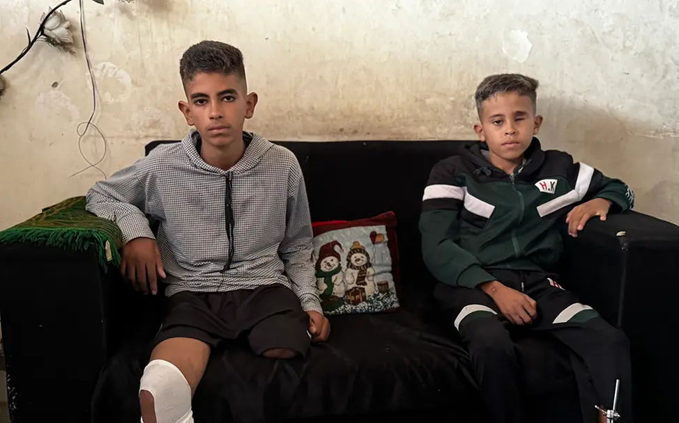 Schwere Kinderrechtsverletzungen: Amir und Fadel aus Gaza sitzen auf einem Sofa