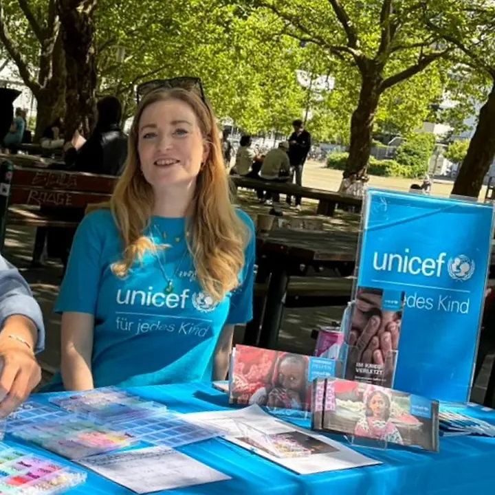 "Stand(s) for her"-Aktion mit der UNICEF-Hochschulgruppe in Göttingen | © UNICEF-Hochschulgruppe Göttingen "Stand(s) for her"-Aktion mit der UNICEF-Hochschulgruppe in Göttingen