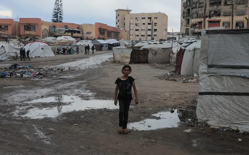 Schwere Kinderrechtsverletzungen: In Gaza läuft ein Mädchen durch ein überflutetes Flüchtlingscamp