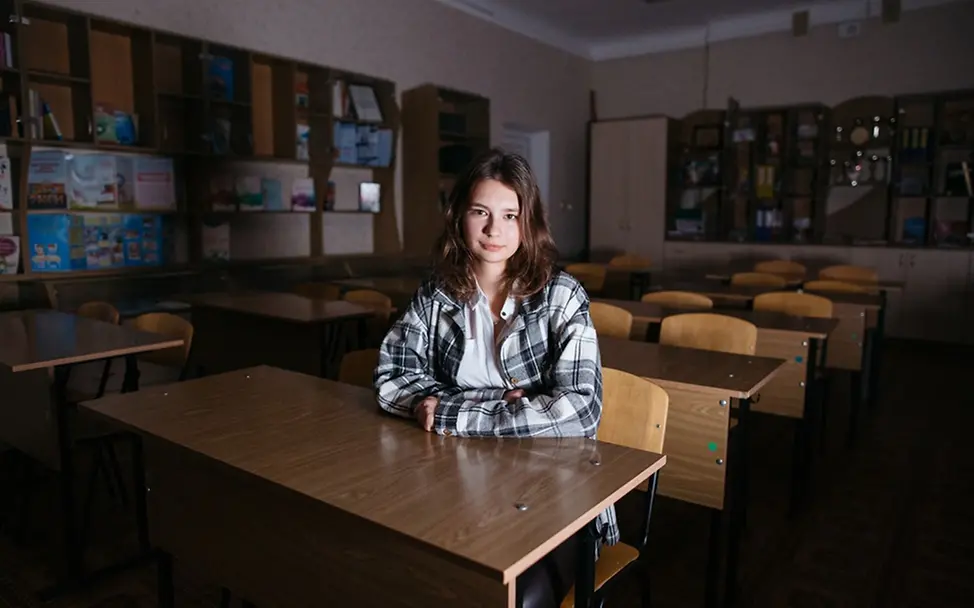 Ukraine: Nastia sitzt an einem Schreibtisch in einem Klassenzimmer