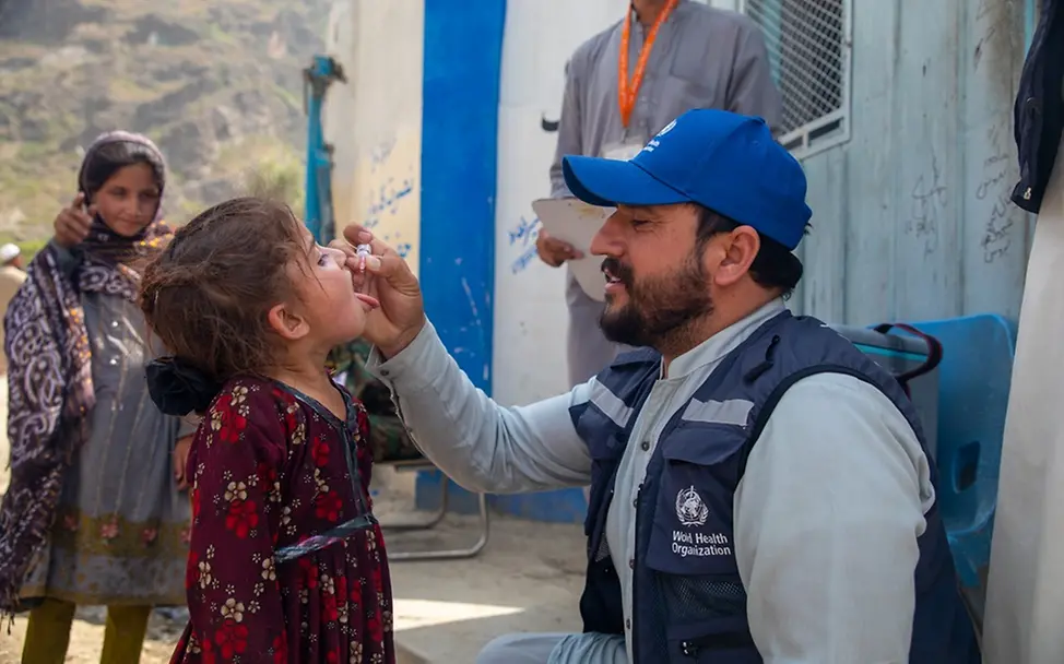 Polio Impfung: Ein Mädchen bekommt eine orale Polioimpfung