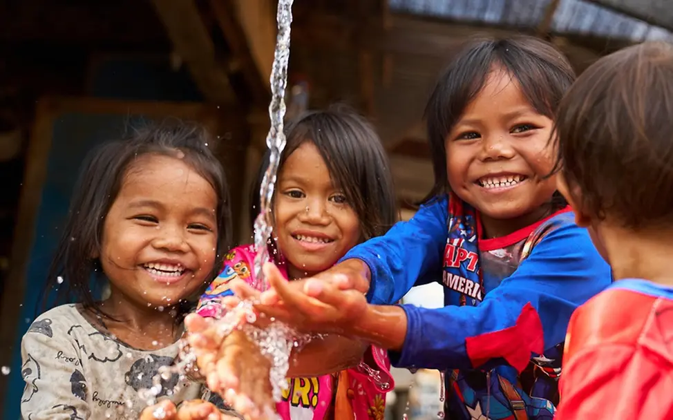 Dürre: Folgen für Kinder & Ursachen: Kinder waschen sich in ihrem Dorf in Kambodscha die Hände.