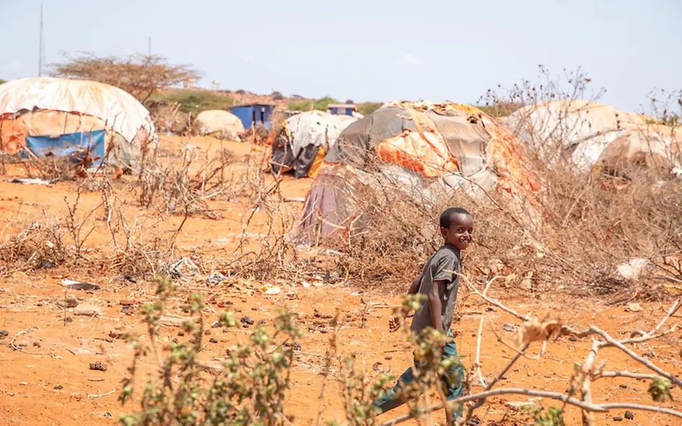 Dürre: Folgen für Kinder & Ursachen: In Somalia müssen viele Menschen aufgrund von Dürren und Konflikt fliehen.