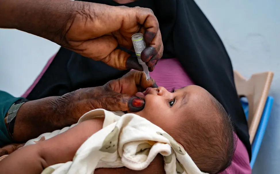 Polio Impfung: Ein Baby im Sudan bekommt eine Impfung zur Grundimmunisierung vor Polioviren. 