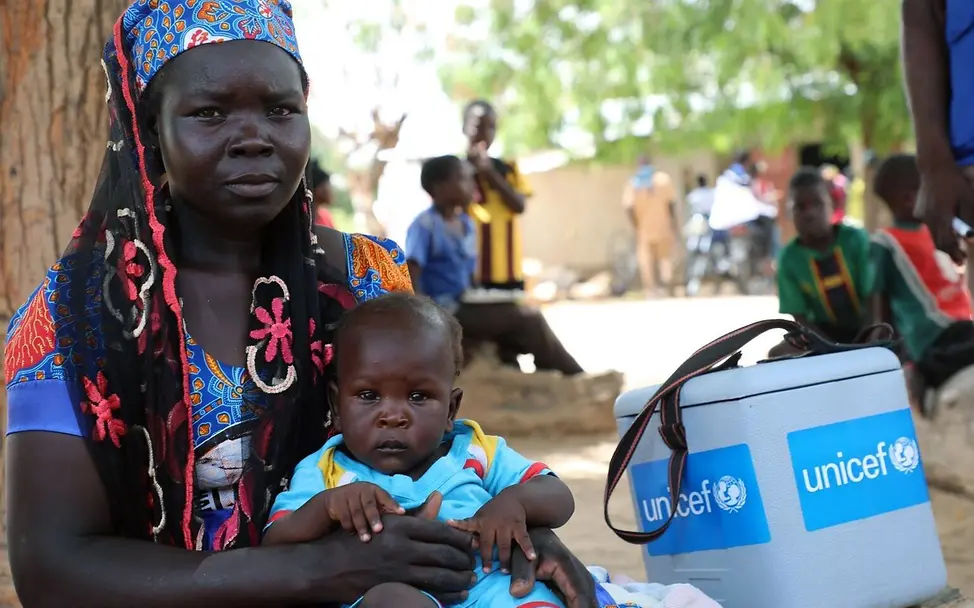 Polio Impfung: Eine Mutter wartet mit ihrem Baby in Kamerun auf die Impfung gegen Poliomyelitis. 