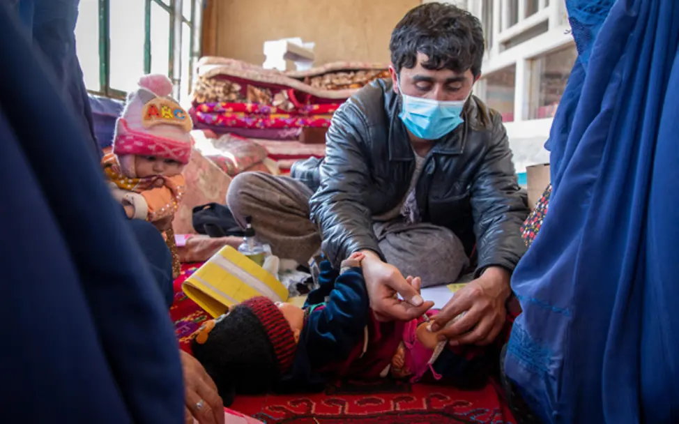 Afghanistan: Impfhelfer fährt auch zu den abgelegensten Dörfern, um Kinder zu impfen