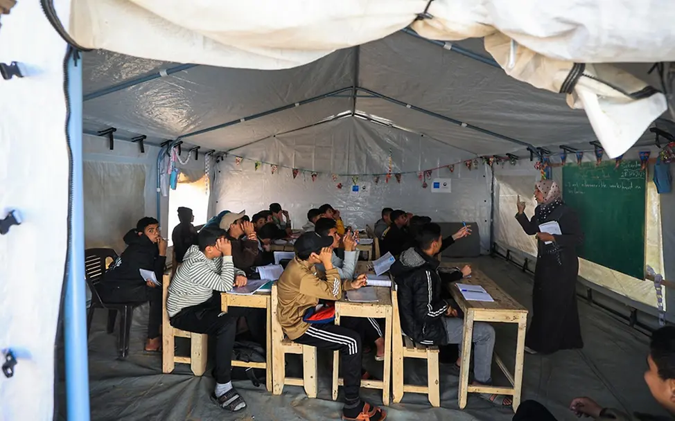Kinder im Gazastreifen lernen vorübergehend in einem Zelt. | © UNICEF/Eleyan Kinder im Gazastreifen lernen in einem Zelt.
