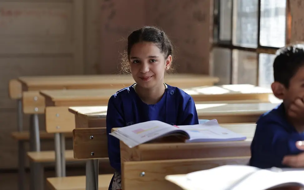 Limar (9) besucht eine von UNICEF renovierte Schule in Aleppo, Syrien. | © UNICEF/Ashawi Limar (9) besucht eine von UNICEF renovierte Schule in Aleppo, Syrien.