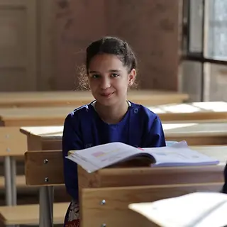 Limar (9) besucht eine von UNICEF renovierte Schule in Aleppo, Syrien. | © UNICEF/Ashawi Limar (9) besucht eine von UNICEF renovierte Schule in Aleppo, Syrien.
