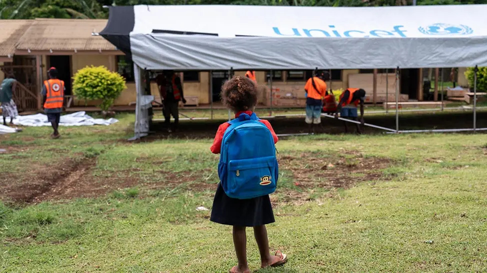 Mit der Unterstützung von UNICEF werden in Vanuatu Zelte für den Unterricht aufgebaut. | © UNICEF/Mobbs Mit der Unterstützung von UNICEF werden in Vanuatu Zelte für den Unterricht aufgebaut.
