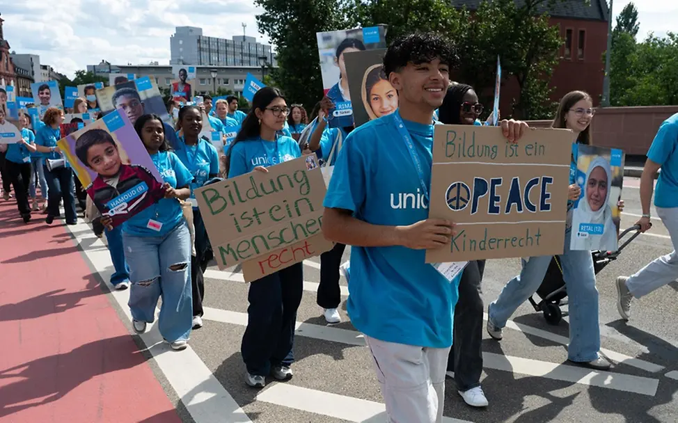 In einer repräsentativen Demokratie können die Menschen auf die Straße gehen und für ihre Anliegen demonstrieren. | © UNICEF/Sachse-Grimm Was ist Demokratie: In einer indirekten Demokratie können die Menschen auf die Straße gehen und für ihre Anliegen demonstrieren.