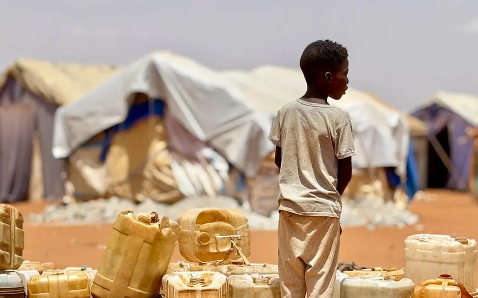 Ein Junge wartet in Al-Obeid , Sudan, darauf, Wasser zu holen.