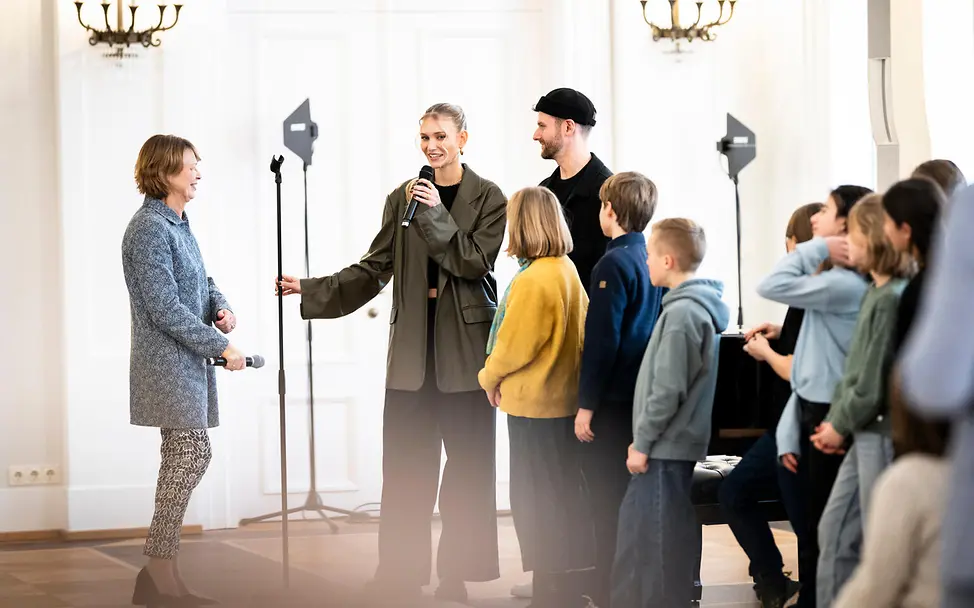 Glasperlenspiel beim Neujahrsgespräch | © Bundesregierung/Sandra Steins Glasperlenspiel beim Neujahrsgespräch
