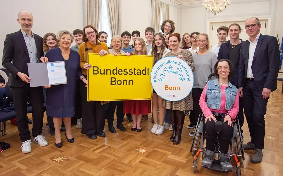 Bonn erhält das Siegel „Kinderfreundliche Kommune“ | © Sascha Engst/Bundesstadt Bonn Marie-Luise Marjan bei der Auszeichnung von Bonn zur kinderfreundlichen Kommune