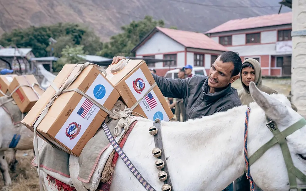 Mangelernährung in Nepal: UNICEF-Mitarbeiter laden Erdnusspaste auf die Rücken von Maultieren | © UNICEF/Upadhayay Mangelernährung in Nepal: UNICEF-Mitarbeiter laden Erdnusspaste auf die Rücken von Maultieren
