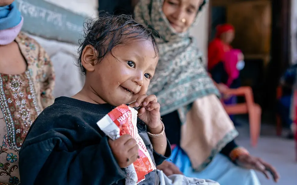 Mangelernährung in Nepal: Maultiere bringen Erdnusspaste zu Kindern | © UNICEF/Upadhayay Mangelernährung in Nepal: Maultiere bringen Erdnusspaste zu Kindern