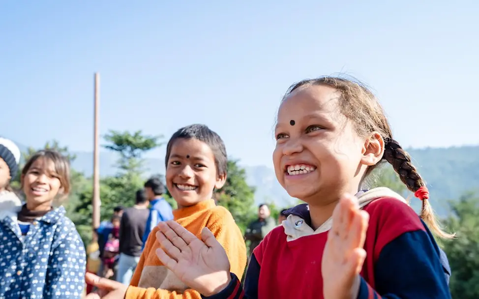 Nepal: Kinder spielen auf einem Schulhof | © UNICEF/Upadhayay Nepal: Kinder spielen auf einem Schulhof