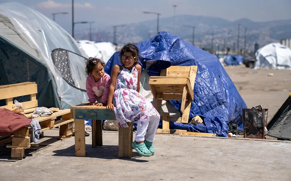 Libanon: Zwei Mädchen in einem Flüchtlingslager | © UNICEF/Choufany Libanon: Zwei Mädchen in einem Flüchtlingslager