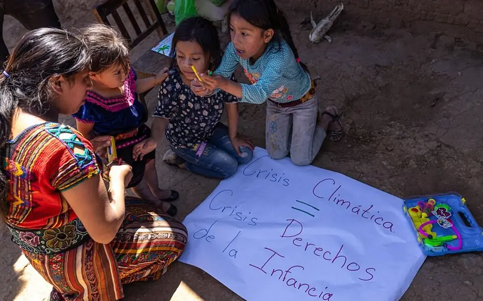 Guatemala: Kinder malen ein Plakat zur Klimakrise | © UNICEF/Willocq Guatemala: Kinder malen ein Plakat zur Klimakrise