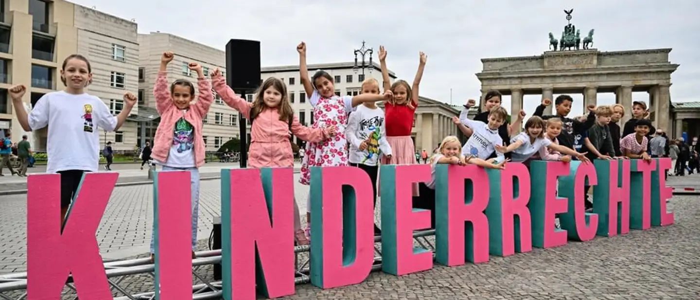 Weltkindertag: Kinder posieren mit dem Schriftzug "Kinderrechte" vor dem Brandenburger Tor | © Paula G. Vidal Weltkindertag: Kinder posieren mit dem Schriftzug "Kinderrechte" vor dem Brandenburger Tor