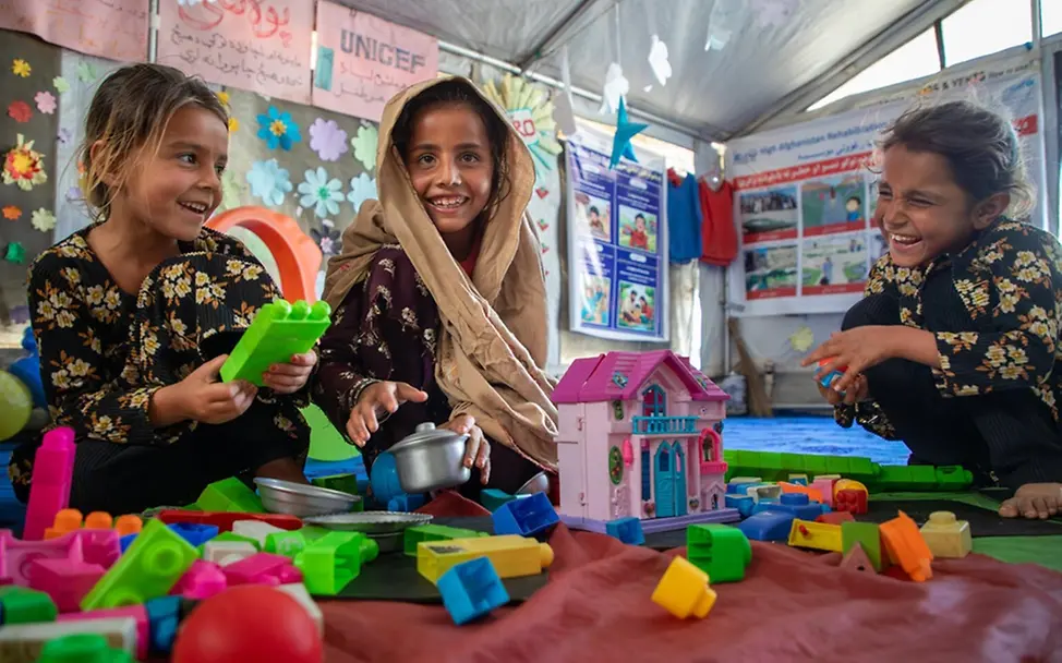 Afghanistan: Drei Mädchen spielen in einem Kinderzentrum | © UNICEF/Meerzad Afghanistan: Drei Mädchen spielen in einem Kinderzentrum