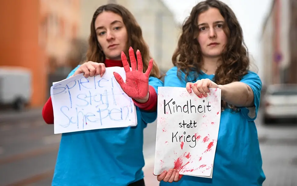 Gegen den Einsatz von Kindersoldaten: Zwei UNICEF-Engagierte setzen ein Zeichen zum Red Handy Day | © UNICEF/Sachse-Grimm Gegen den Einsatz von Kindersoldaten: Zwei UNICEF-Engagierte setzen ein Zeichen zum Red Handy Day