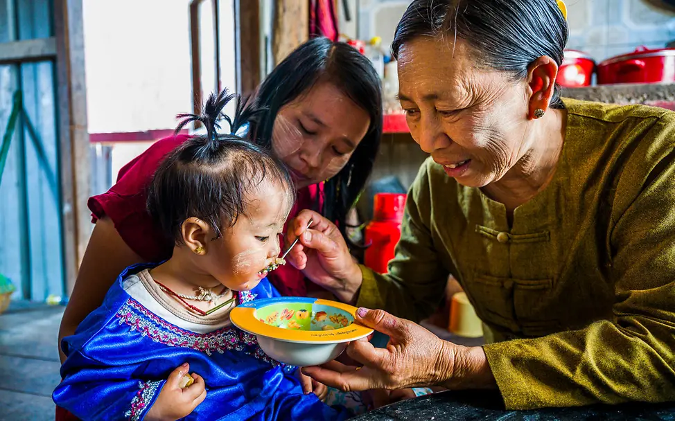 So macht Essen Spaß UND ist nahrhaft. | © UNICEF/UNI979946/Oo Das Beikostschälchen für eine gesunde und ausgewogene Ernährung.