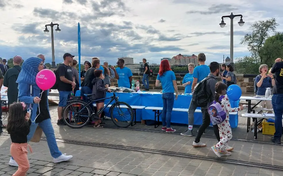 UNICEF-AG Dresden mit langer Tafel für bunte Vielfalt bei Dresden is(s)t bunt UNICEF-AG Dresden steht mit langer Tafel für bunte Vielfalt bei Dresden is(s)t bunt