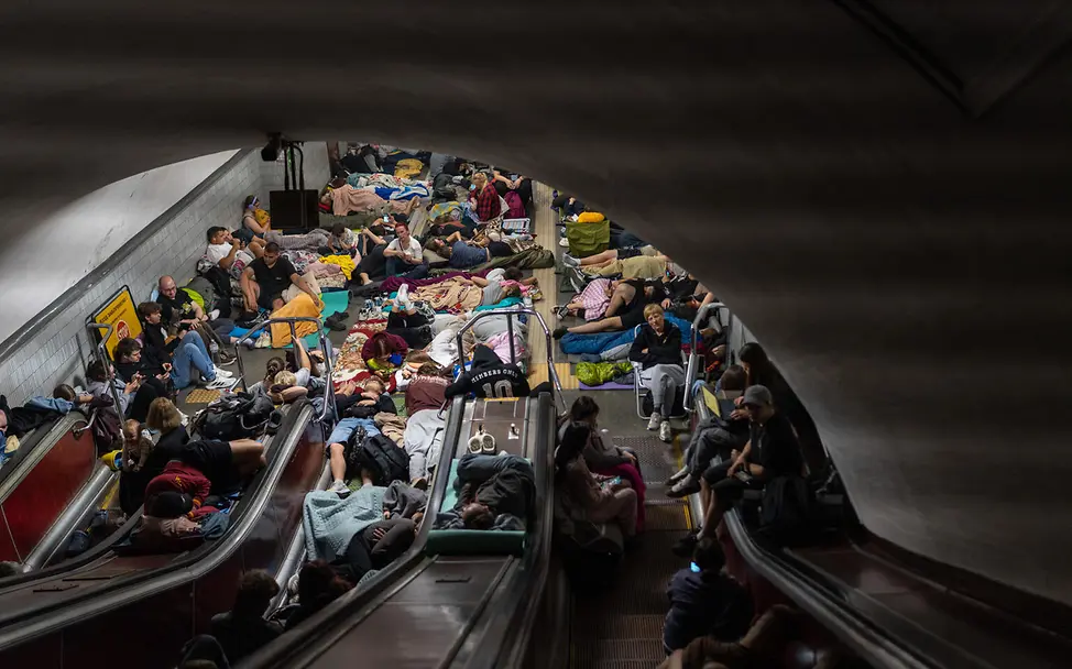 Familien suchen in einer U-Bahn-Station in Kyjiw Schutz vor den Angriffen | © UNICEF/Filippov Spende Ukraine Kinder: Familien suchen in einer Kyjiwer U-Bahn-Station Schutz vor den Angriffen.