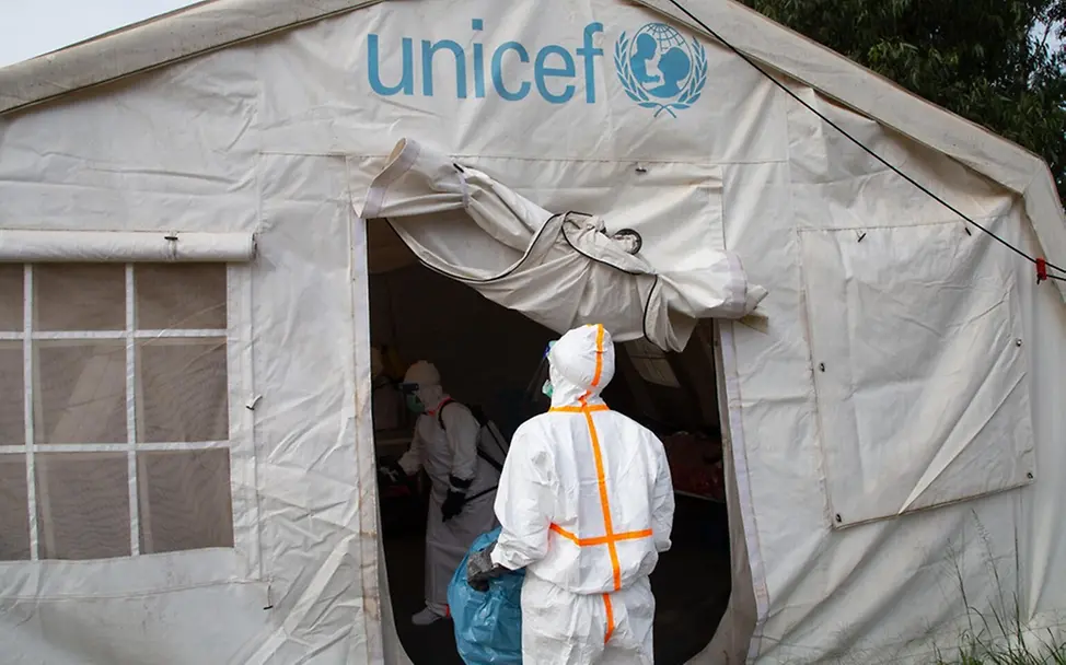 Ein von UNICEF unterstütztes Team von Gesundheitspersonal. | © UNICEF/James Ein von UNICEF unterstütztes Team von Gesundheitspersonal