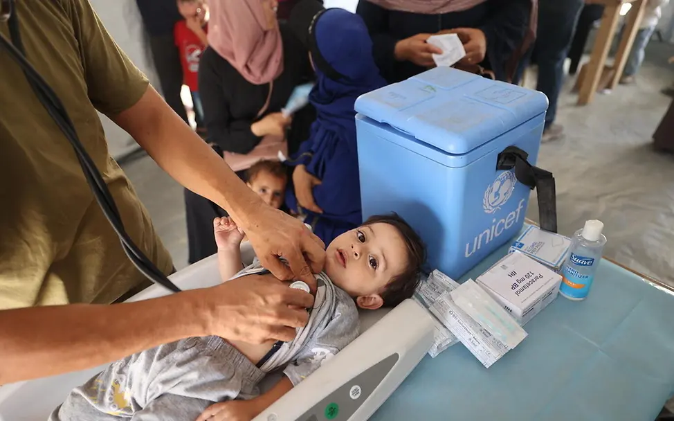 In Krisengebieten gibt es oft kaum ärztliche Versorgung für die Menschen. | © UNICEF/El Baba SDGs einfach erklärt: Ein Kleinkind wird in einer mobilen Klinik untersucht.