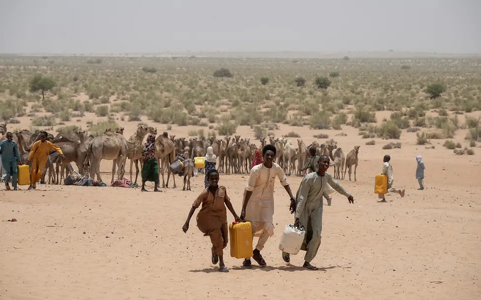 Dürre und Wasserknappheit verstärken die Armut in vielen Teilen der Welt. | © UNICEF/Dejongh SDGs einfach erklärt: Drei Jungen tragen Wasserkanister durch eine Steppenlandschaft.