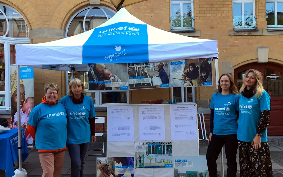 Weltkindertag in Radebeul am Kulturbahnhof - UNICEF-Stand mit Pavillon