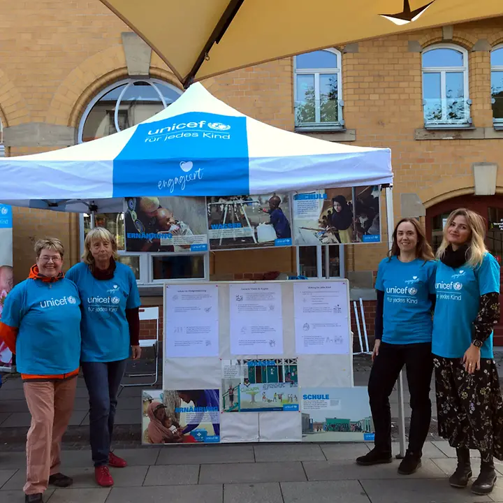 Weltkindertag in Radebeul am Kulturbahnhof - UNICEF-Stand mit Pavillon